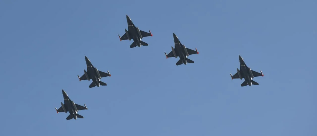 Los F-16 hicieron su vuelo rasante por el Obelisco y Casa Rosada