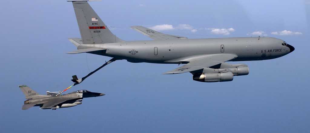 La increíble maniobra que hicieron los F-16 para cargar combustible en el aire 