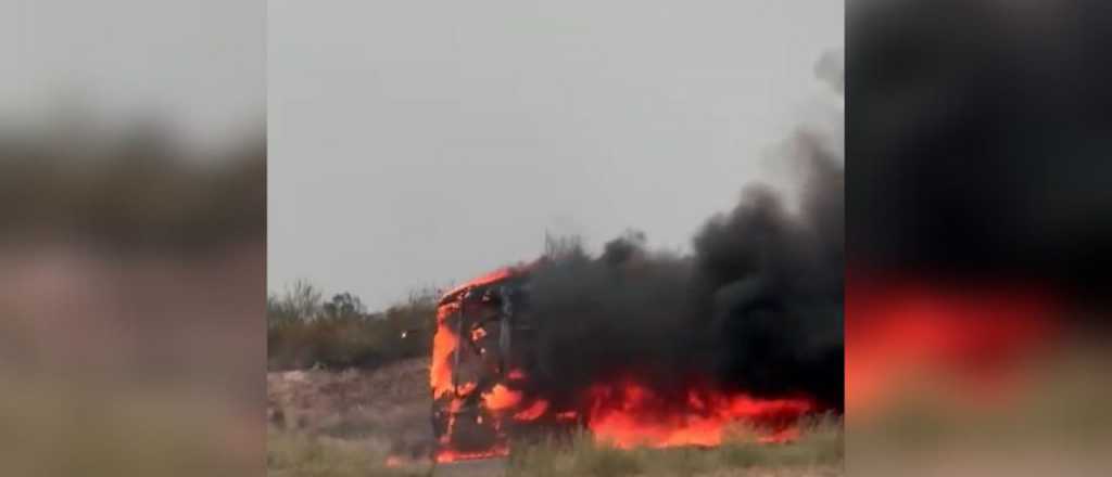 Videos: un micro con pasajeros se prendió fuego en la Ruta 40