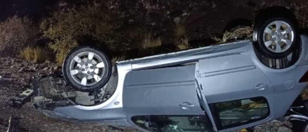 Despistó en solitario y volcó en el ingreso a Picheuta, en la Ruta 7