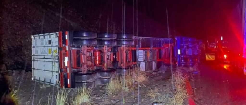 Volcó un camión en la Ruta 7 y complicó el tránsito camino a Punta de Vacas
