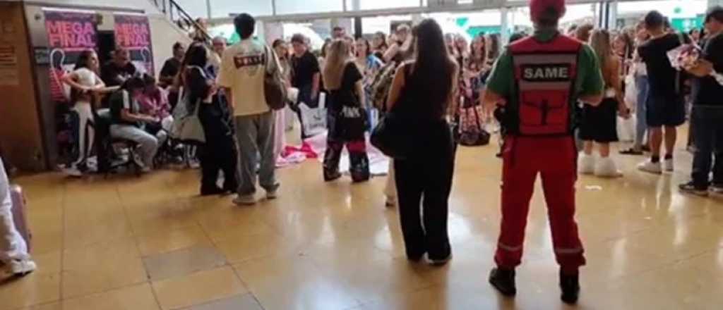 Video: descompuestos y disturbios por una presunta sobreventa en un teatro