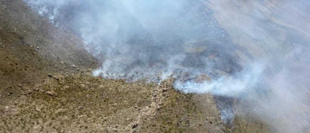 Tras un intenso operativo, lograron contener el incendio en Cerro Nevado
