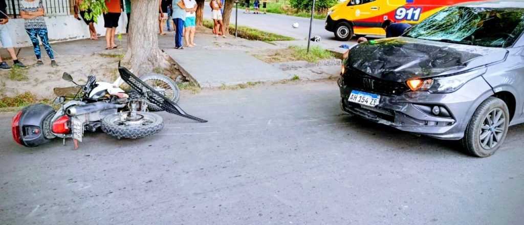 Dos motociclistas, heridos al chocar contra un auto en San Rafael