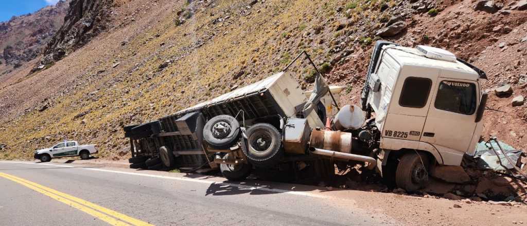 Volc&oacute; un cami&oacute;n y el chofer result&oacute; gravemente herido en la Ruta 7