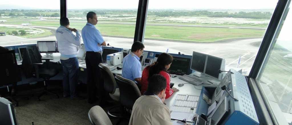 Pasajeros en alerta: controladores podrían parar en medio de las fiestas