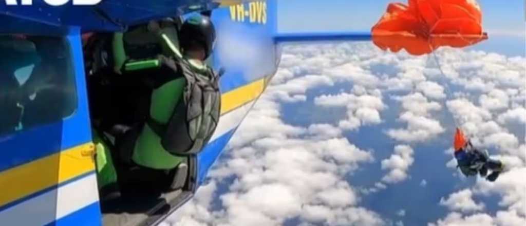 Video: el susto mortal de un hombre que saltó de un avión en paracaídas