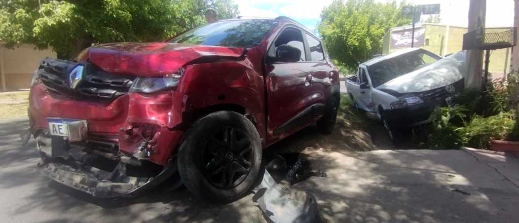 Una camioneta y un auto protagonizaron un fortísimo choque en San Rafael