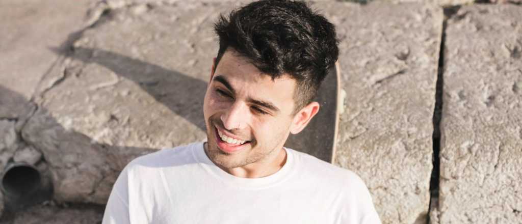 Verano 2026: la prenda que desplaza a las remeras básicas blancas