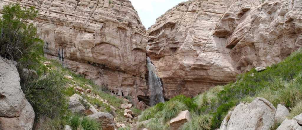 La cascada mendocina de ensueño que guarda fósiles del jurásico