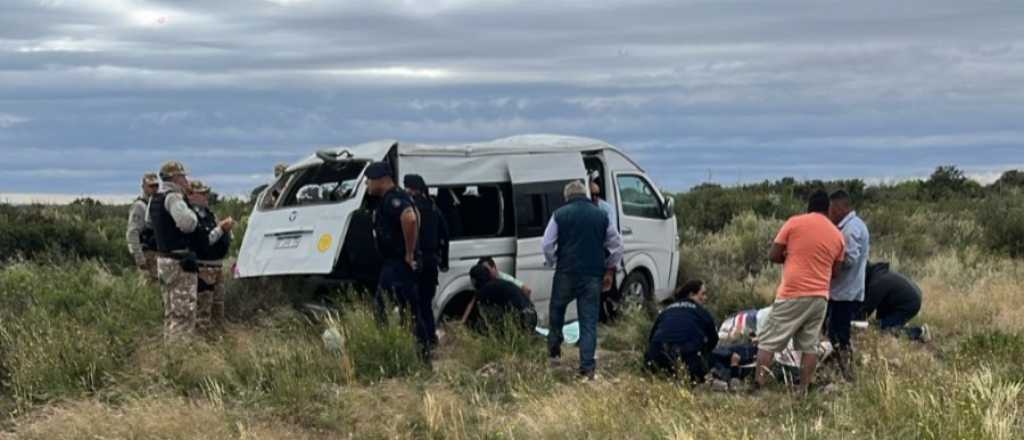Volcó una combi con un contingente religioso en San Carlos