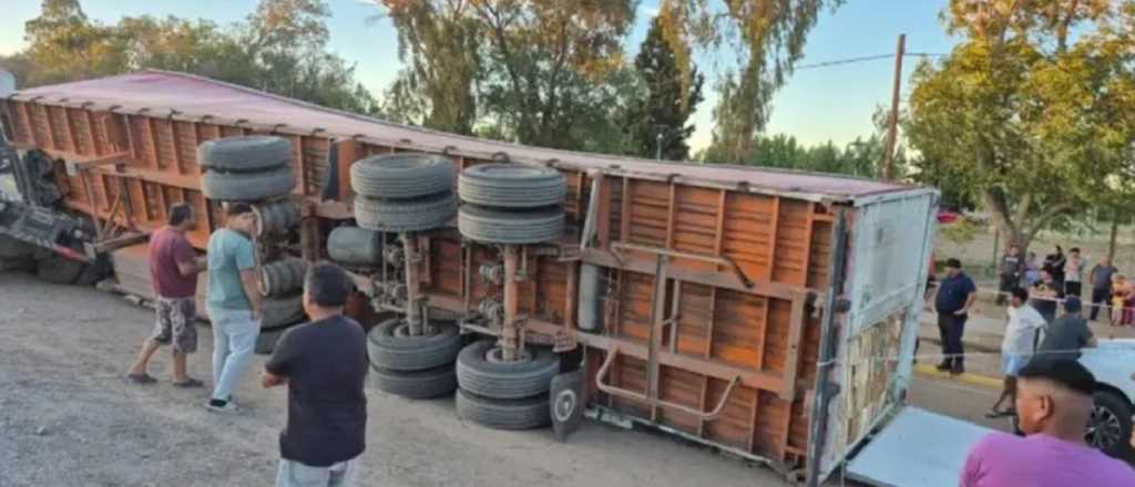 Un camionero mendocino volcó en Neuquén y quisieron saquear su carga