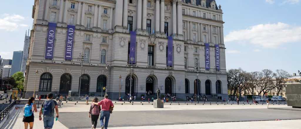 Horror en el ex CCK: lo vieron filmando a menores y se tiró por una ventana