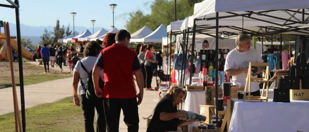 Fiesta de las Colectividades: música retro y el choripán más grande del país