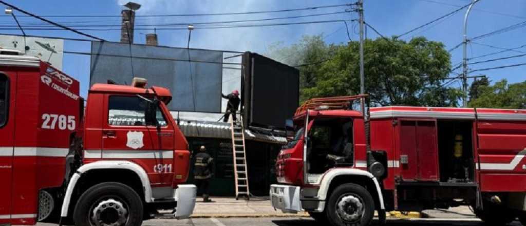Video: se incendi&oacute; un local de comidas en San Rafael