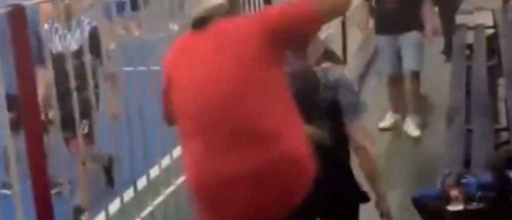 Videos: violenta pelea de padres en un partido de fútbol de niños de 6 años