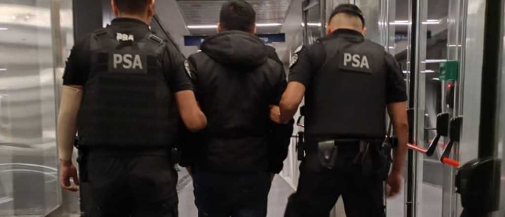 Lo detuvo la policía por tener pasaporte falso y fingió desmayo