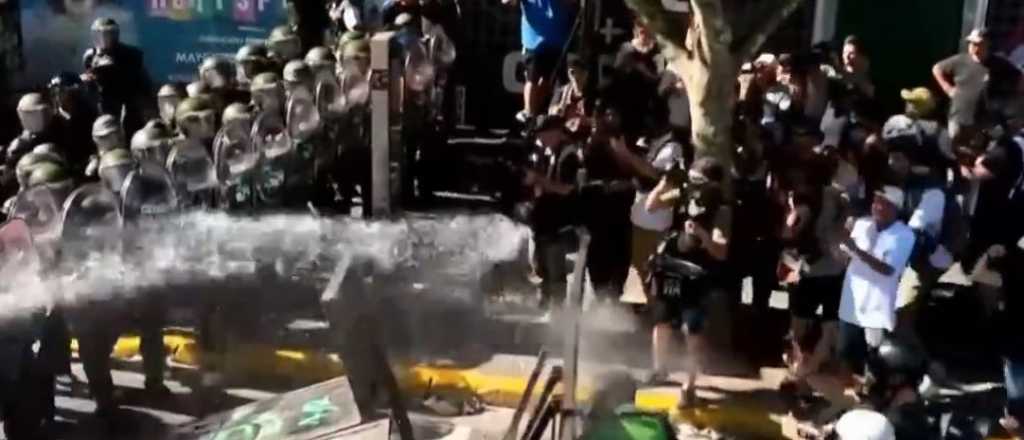 Tensi&oacute;n en el Congreso: tiraron las vallas y la Polic&iacute;a respondi&oacute; con agua