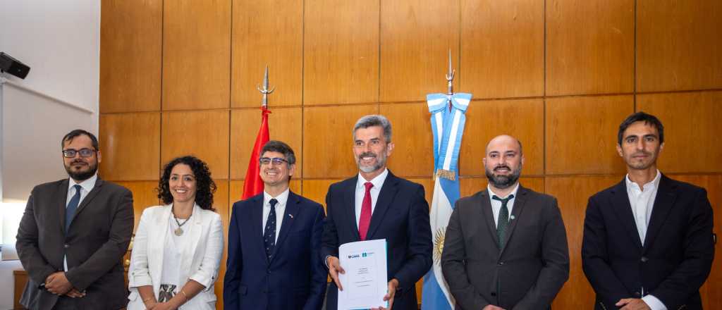 Mendoza y Lima sellaron un convenio hist&oacute;rico