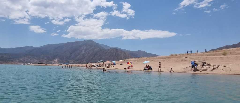 La playa junto al Dique Potrerillos que es la estrella del verano