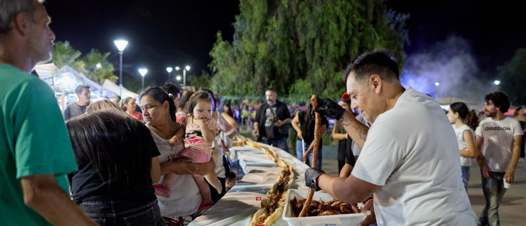 Las Heras dio inicio a la Fiesta de las Colectividades con el choripán más grande de Argentina
