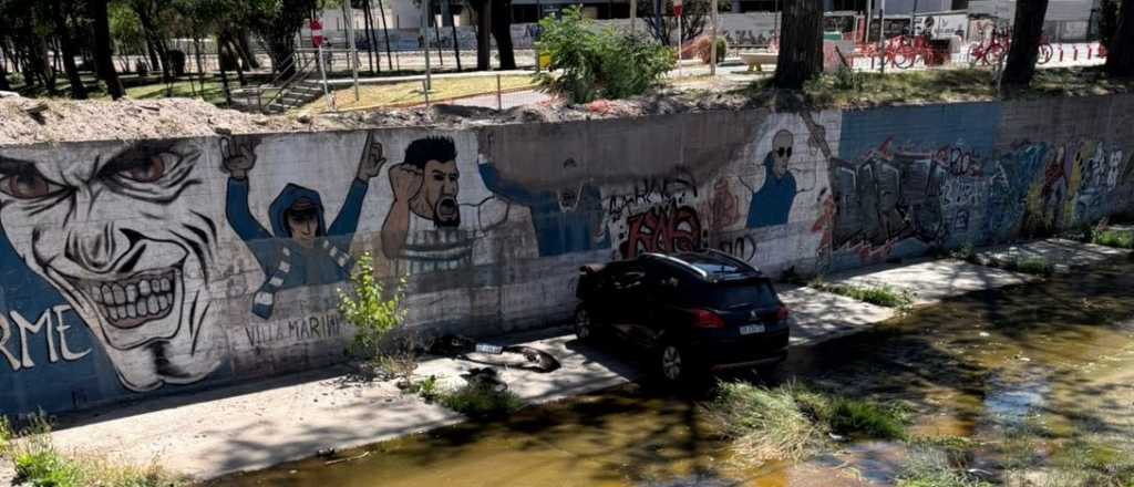 Un auto terminó dentro de un zanjón en Godoy Cruz