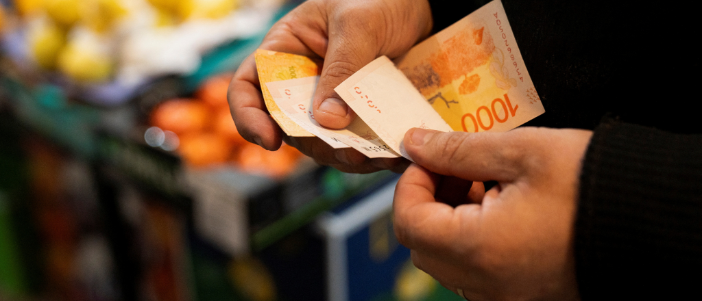 Aguinaldo bajo presión: crece el número de argentinos que lo usan para saldar deudas