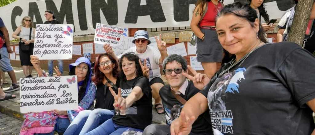 La salud de Cristina: militantes hicieron vigilia y acampan en el sanatorio