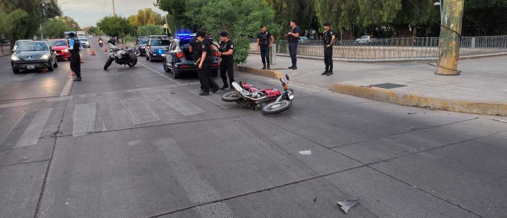 Un polic&iacute;a gravemente herido luego de caer de su moto en la Costanera