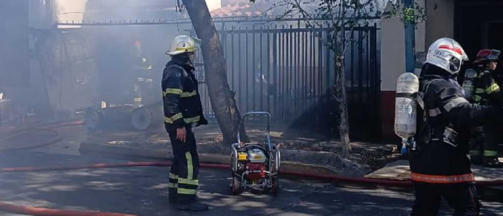 Video: explot&oacute; la pirotecnia que ten&iacute;an a la venta en una casa Godoy Cruz