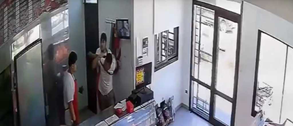 Video: dos carniceros con cuchillas enfrentaron a un ladr&oacute;n