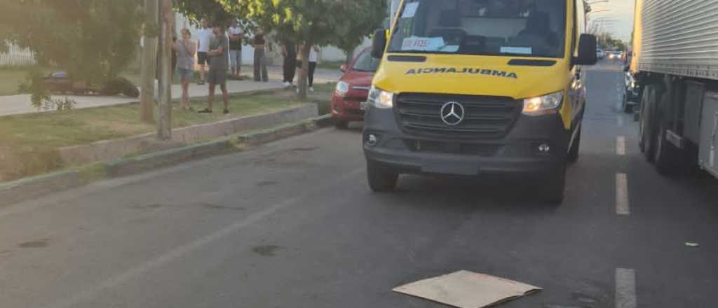 Choc&oacute;, cay&oacute; de la moto y la atropellaron en Guaymall&eacute;n: sufri&oacute; heridas graves