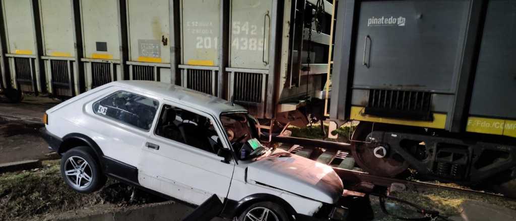 Un auto chocó con el tren en Maipú