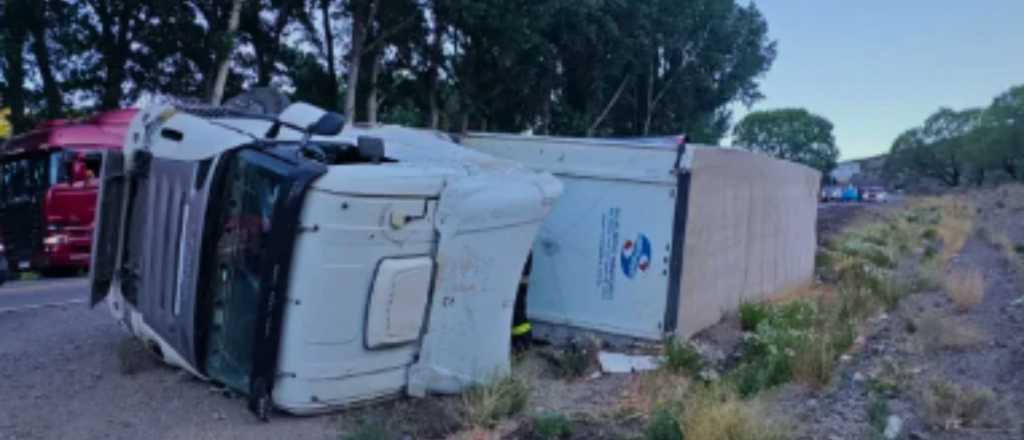Volc&oacute; un cami&oacute;n en Uspallata y el conductor qued&oacute; atrapado en la cabina