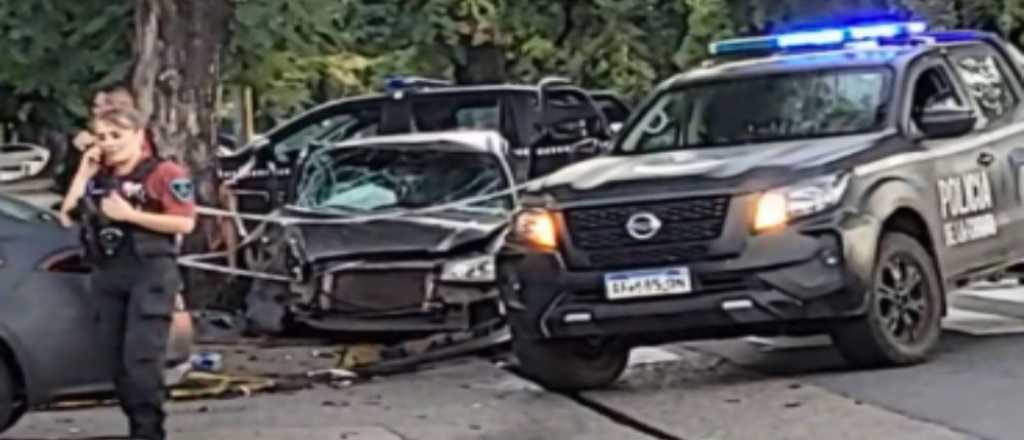 Rob&oacute; el auto de su t&iacute;a y choc&oacute; contra un &aacute;rbol: hay dos heridos