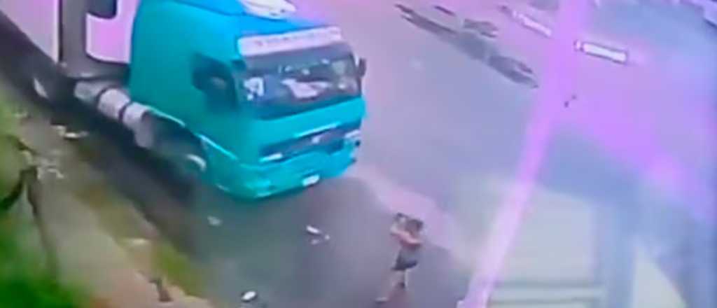 Video: discuti&oacute; con su pareja, la atropell&oacute; con un cami&oacute;n y la mat&oacute;
