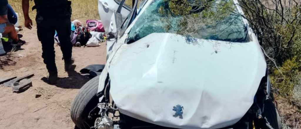 Una familia chocó contra un guardarraíl y cayó a un precipicio de 20 metros