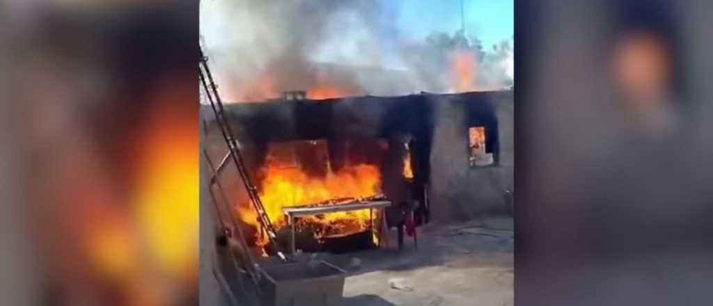 Un cigarrillo provoc&oacute; un incendio que consumi&oacute; una casa en San Mart&iacute;n