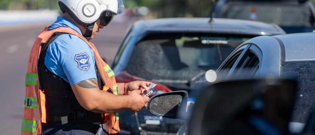 Un conductor ebrio intentó escapar de un control policial y chocó con un poste