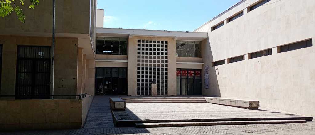 La Biblioteca General San Martín: un templo de libros erigido sobre la memoria