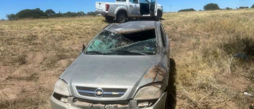 Ven&iacute;an a Mendoza y volcaron en una ruta de La Pampa