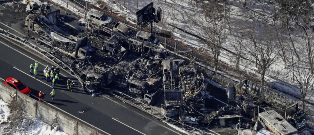 Impresionante accidente en Jap&oacute;n: chocaron 67 veh&iacute;culos, solo 2 muertos