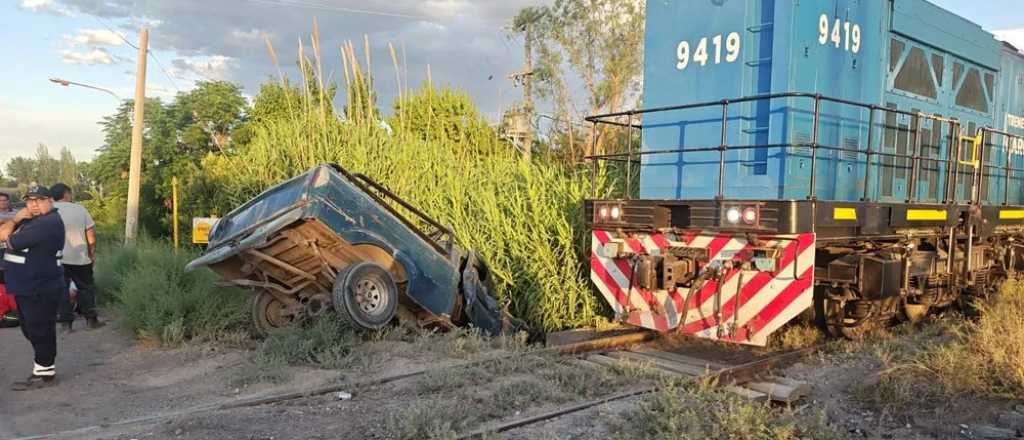 Impactante choque en Junín: el tren arrolló una camioneta y hubo heridos