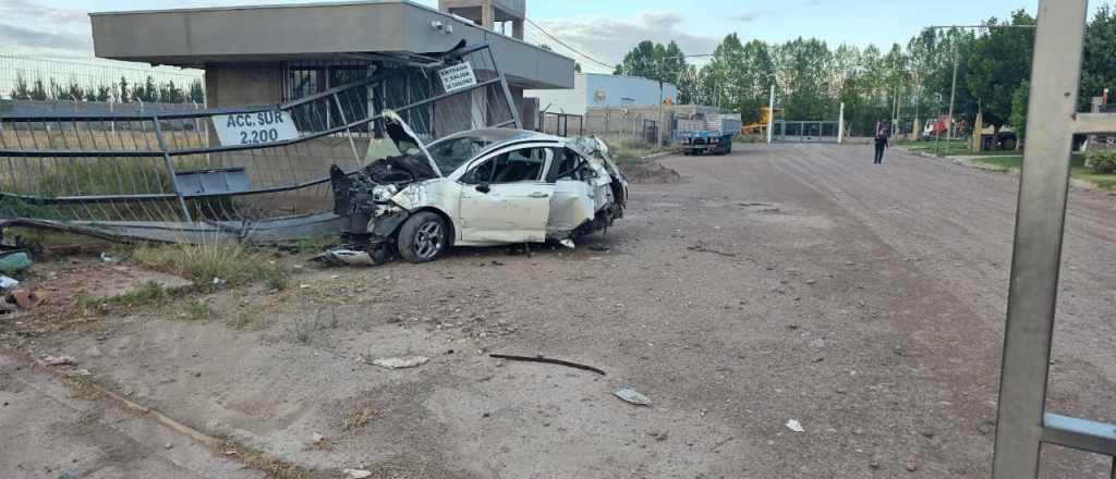 Un conductor ebrio volc&oacute; en el Acceso Sur y se incrust&oacute; en un port&oacute;n