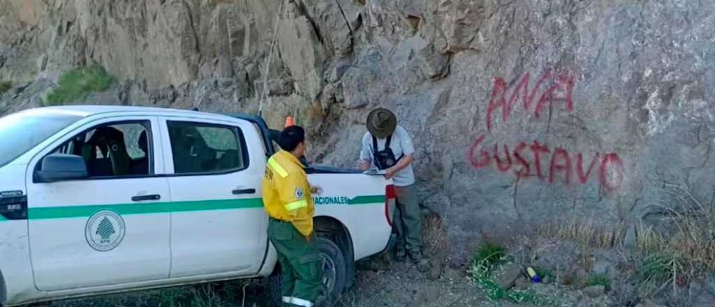 Video: como en Potrerillos, lo escracharon rayando una roca en Neuquén