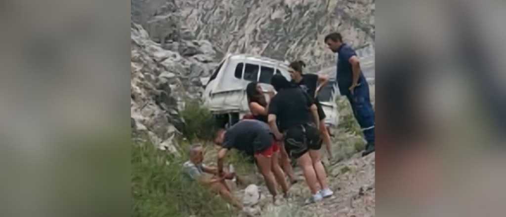 Ruta 7: un auto perdi&oacute; el control y se estrell&oacute; contra un cerro