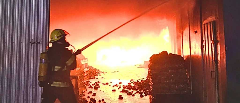 Se incendi&oacute; una f&aacute;brica de chizitos en Maip&uacute;