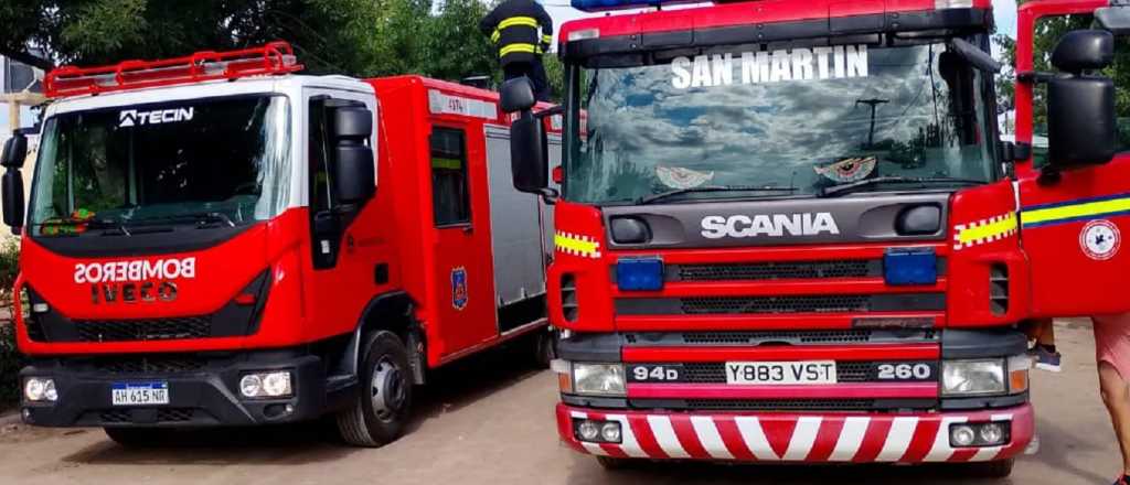 Incendio en una casa de San Mart&iacute;n: un auto qued&oacute; destruido   