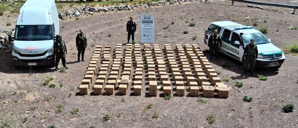 Un contrabandista escap&oacute; dejando 250 kilos de pirotecnia en Los Penitentes