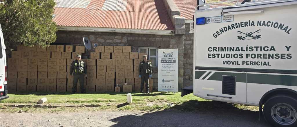 Un contrabandista escap&oacute; dejando 250 kilos de pirotecnia en Los Penitentes